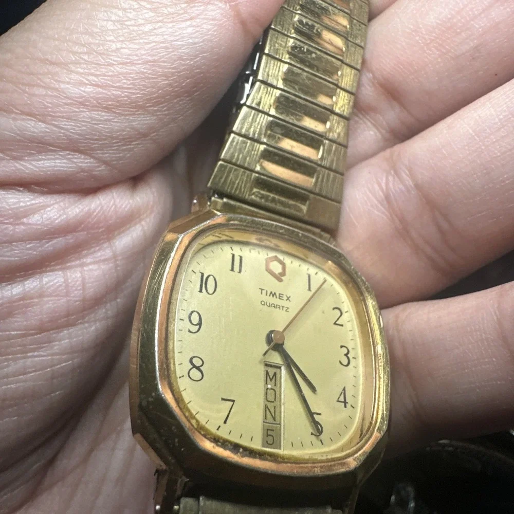 Working VTG 1980s Timex Q Day-Date Gold Tone Men's Watch Quartz 32mm Fit 7in Run